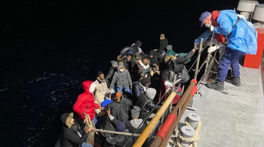 İzmir açıklarında Türk kara sularına itilen 59 düzensiz göçmen kurtarıldı