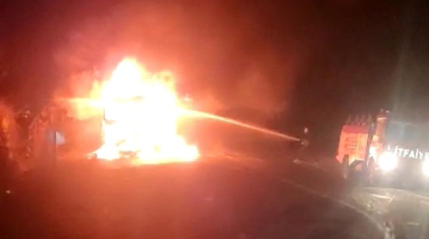 Sülfürik asit yüklü tanker devrilerek alev alev yandı! Yol kapatıldı