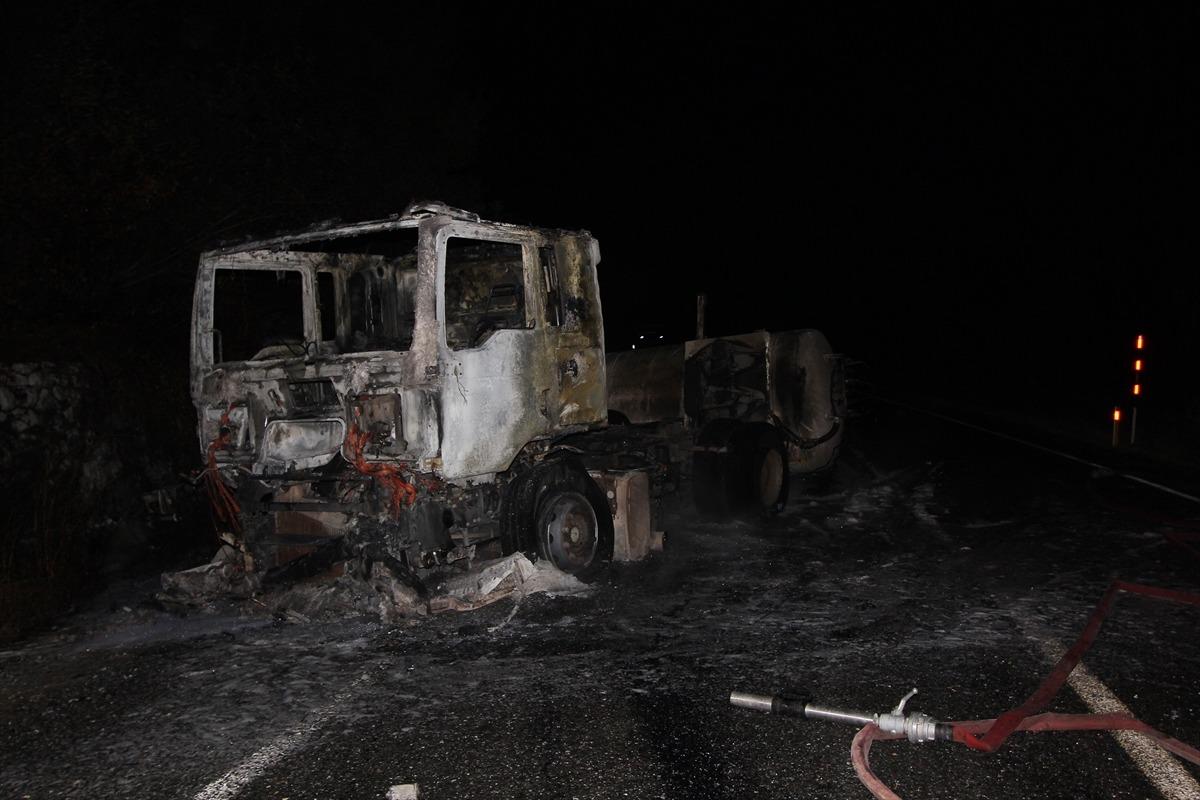 G&Uuml;NCELLEME - Asit tankerinin devrilmesi sonucu kapanan Bursa-K&uuml;tahya kara yolu ulaşıma a&ccedil;ıldı