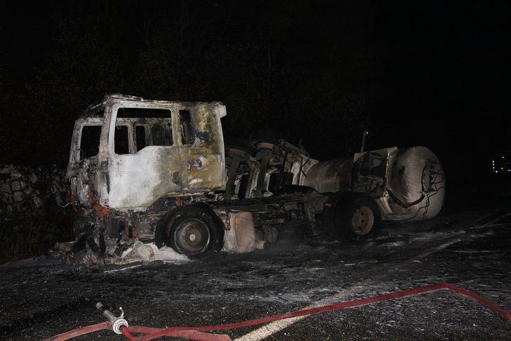 GÜNCELLEME - Asit tankerinin devrilmesi sonucu kapanan Bursa-Kütahya kara yolu ulaşıma açıldı G5