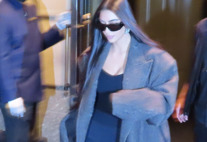 Kendisinden 14 yaş küçük Pete Davidson’la aşk yaşayan Kim Kardashian, otele girerken görüntülendi