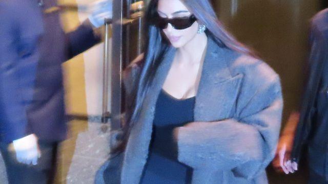 Kendisinden 14 yaş küçük Pete Davidson’la aşk yaşayan Kim Kardashian, otele girerken görüntülendi