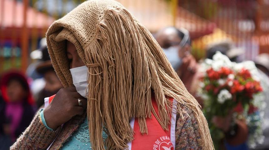 Güneşten korunmak için şemsiyesiz çıkmıyorlar! Bolivya'da bulut özlemi