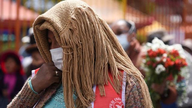 Güneşten korunmak için şemsiyesiz çıkmıyorlar! Bolivya'da bulut özlemi