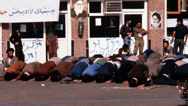 ABD karşıtı İranlılar Büyükelçiliğin önünde namaz kılıyorlar.