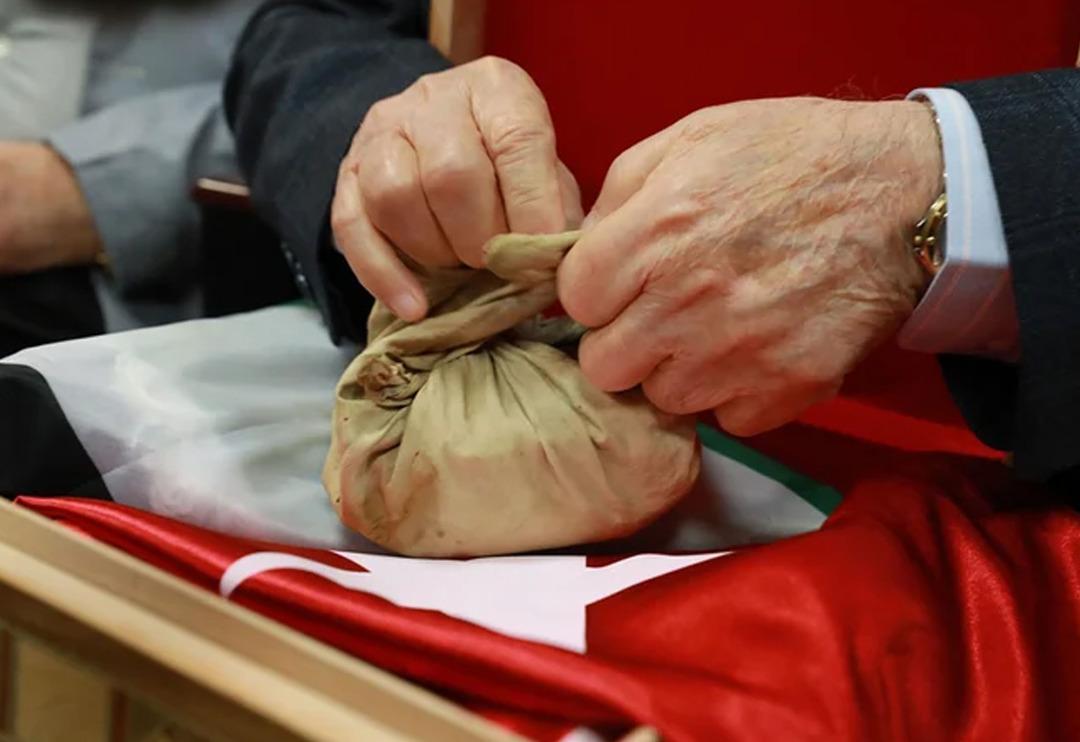 106 yıllık emanet! Osmanlı askeri "D&ouml;nebilirsek alırım" diye bırakmış, t&ouml;renle teslim edildi