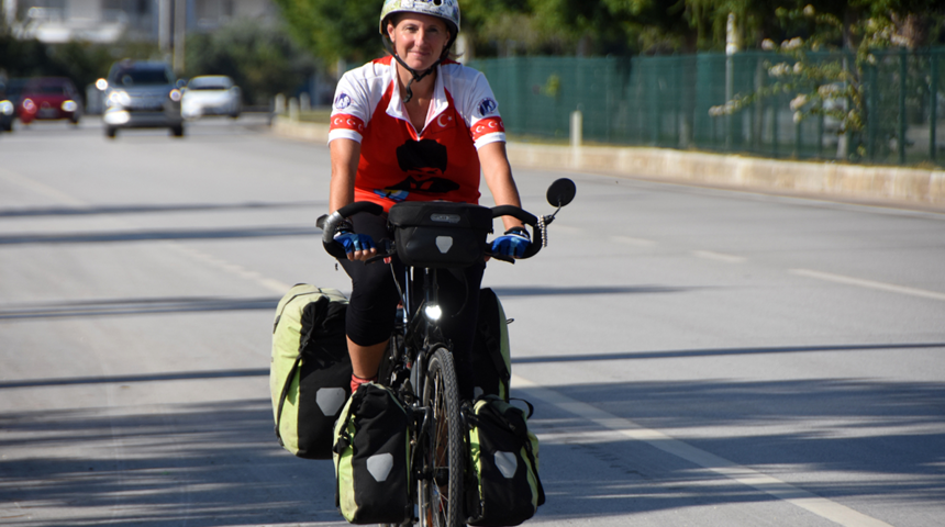 Sırt çantasıyla yola çıktı! Dünya turundaki yeni durağı Antalya oldu