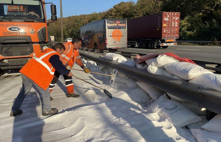 Anadolu Otoyolu'nda devrilen şeker yüklü tır ulaşımı aksattı G1