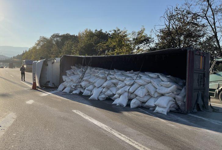Anadolu Otoyolu'nda devrilen şeker yüklü tır ulaşımı aksattı G2