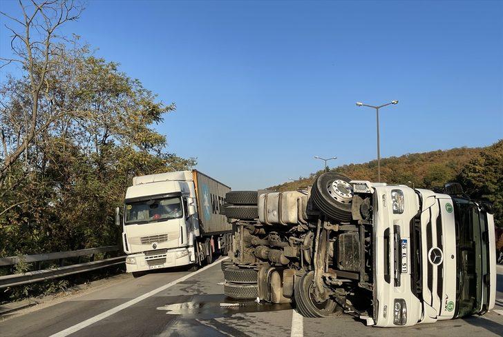 Anadolu Otoyolu'nda devrilen şeker yüklü tır ulaşımı aksattı G3