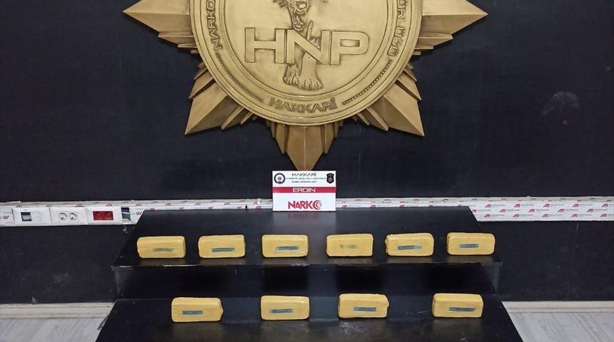 Hakkari'de bir araçta 13,3 kilogram eroin yakalandı