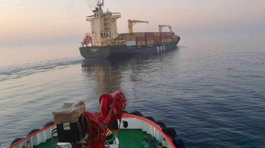 Haydarpaşa açıklarında konteyner gemisi arızalandı