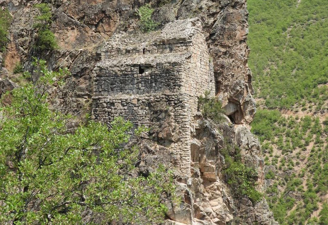 Ge&ccedil;tiğimiz yıl keşfedilmişti! Kayalıklardaki 1100 yıllık kilisenin i&ccedil;ine ilk kez girildi