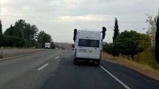 Okul servisinin camından sarkan iki öğrencinin tehlikeli yolculuğu korkuttu