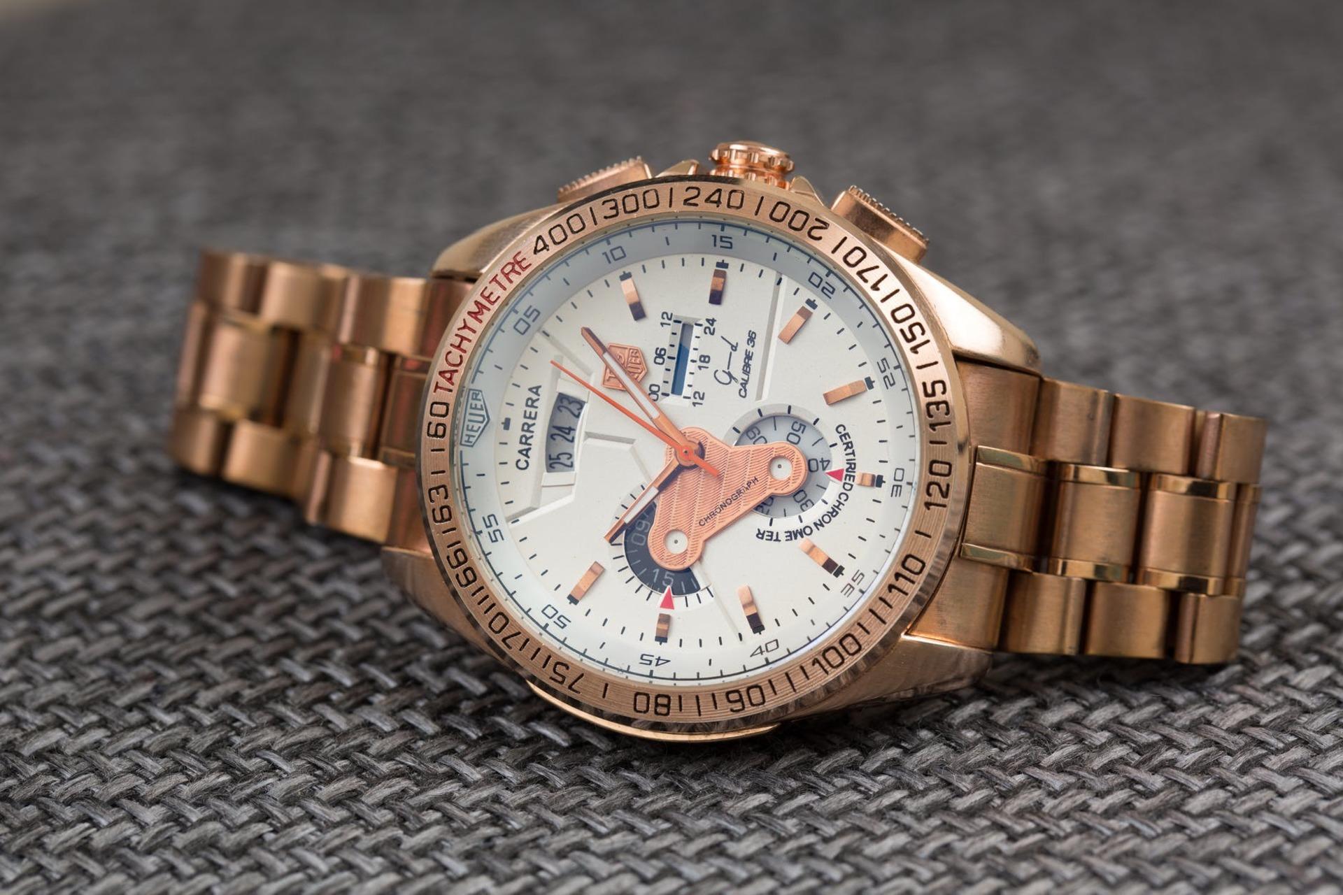 Gerçek gibi duran 250 TL altı kadın altın rengi saat modelleri