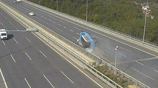 Beykoz'da dehşete düşüren kaza! Beton yüklü kamyon, aracın üzerine devrildi