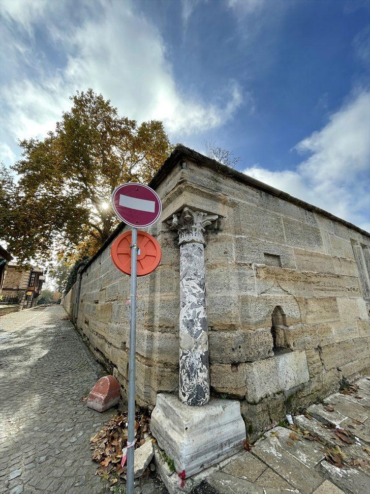 Selimiye Camisi avlusunun köşesindeki 1800 yıllık tapınak sütunu yıllara meydan okuyor G1