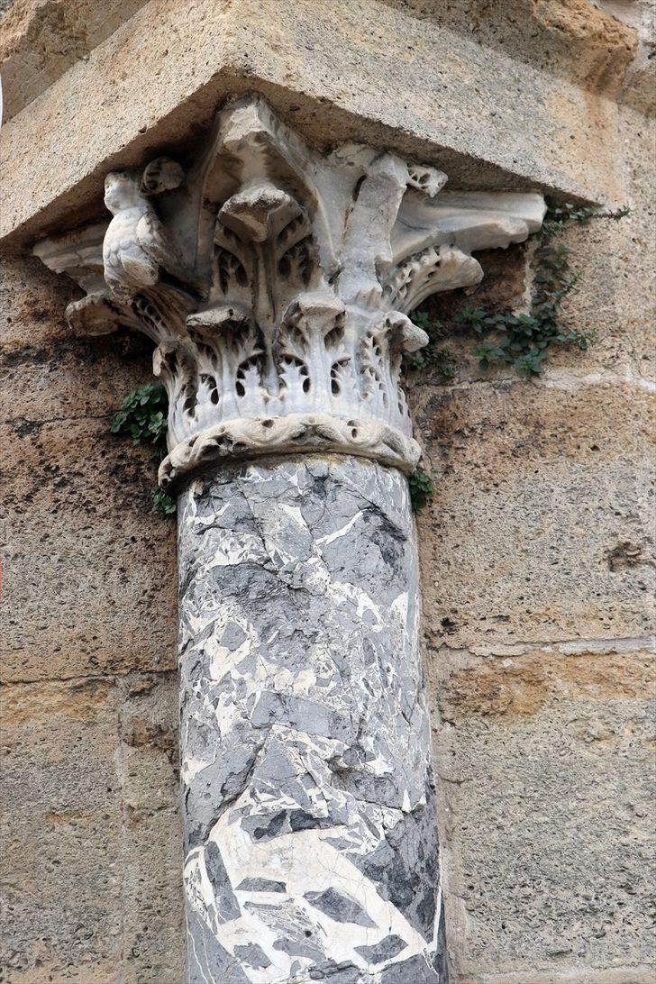 Selimiye Camisi avlusunun köşesindeki 1800 yıllık tapınak sütunu yıllara meydan okuyor G3