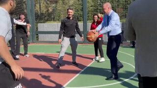 Cumhurbaşkanı Erdoğan gençlerle basketbol oynadı