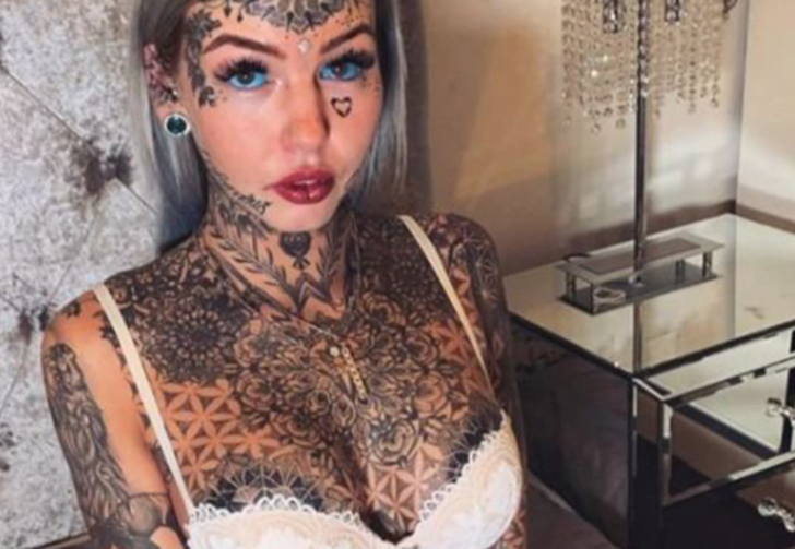 Dövme modeli Amber Luke, en yeni tasarımını sosyal medyadan görücüye çıkarttı! Takipçileri ikiye bölündü