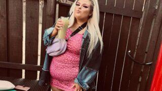 Kiloları nedeniyle eleştirilen Nicole McCurry, olumsuz yorumlara bikinili pozlarıyla cevap verdi