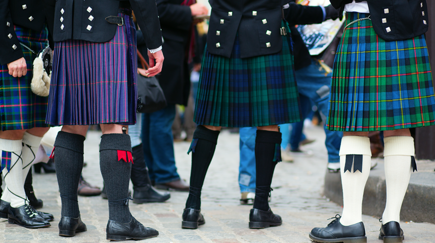 Erkek öğrencilerden eşitliği teşvik etmek için sınıfa etek giyerek gelmeleri istendi! Veliler tepki gösterdi