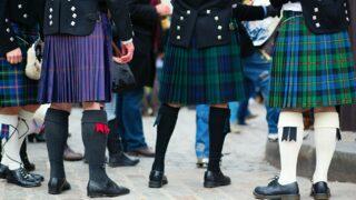 Erkek öğrencilerden eşitliği teşvik etmek için sınıfa etek giyerek gelmeleri istendi! Veliler tepki gösterdi