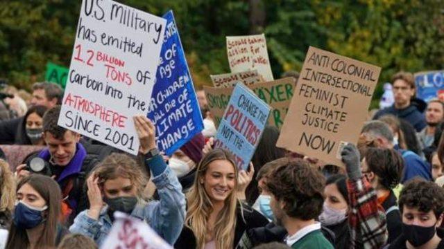 Yürüyüşte çok sayıda anti militarist, feminist, 'anti-sömürgeci' sloganın da iklim adaleti talebiyle birleştiği görülüyor