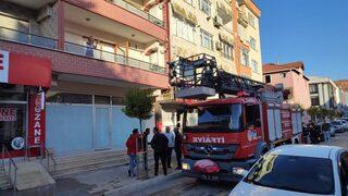 Şaşkına çeviren olay! Önce evini yaktı, sonra hortumla söndürmeye çalıştı