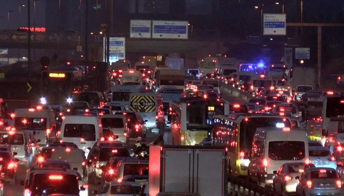 İstanbul'da cuma çilesi! Trafik yoğunluğu 78'e çıktı