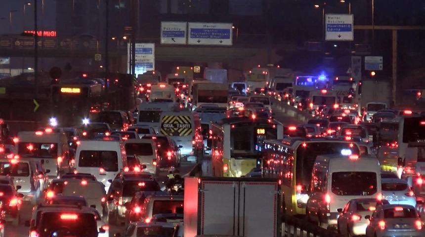 İstanbul'da cuma çilesi! Trafik yoğunluğu 78'e çıktı
