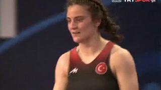 Milli sporcu Aslı Demir, 23 Yaş Altı Dünya Güreş Şampiyonası'nda 65 kiloda bronz madalya kazandı.