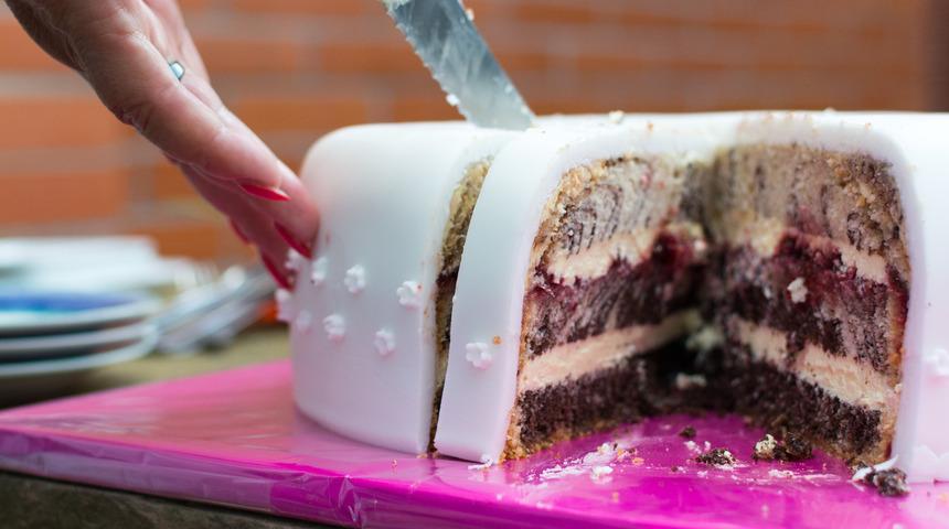 Diş ipiyle bile kesiliyormuş! Hızınıza hız katacak pasta ve kek dilimleme yöntemleri