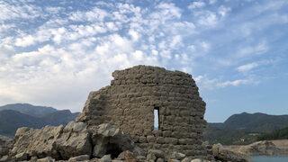 Kozan Barajı'nda sular çekilince kilise ve evler ortaya çıktı: Rahiplere ait!