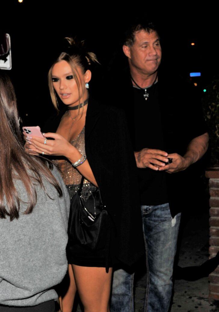 Babası eşlik etti! Hem sütyensiz hem transparan G5