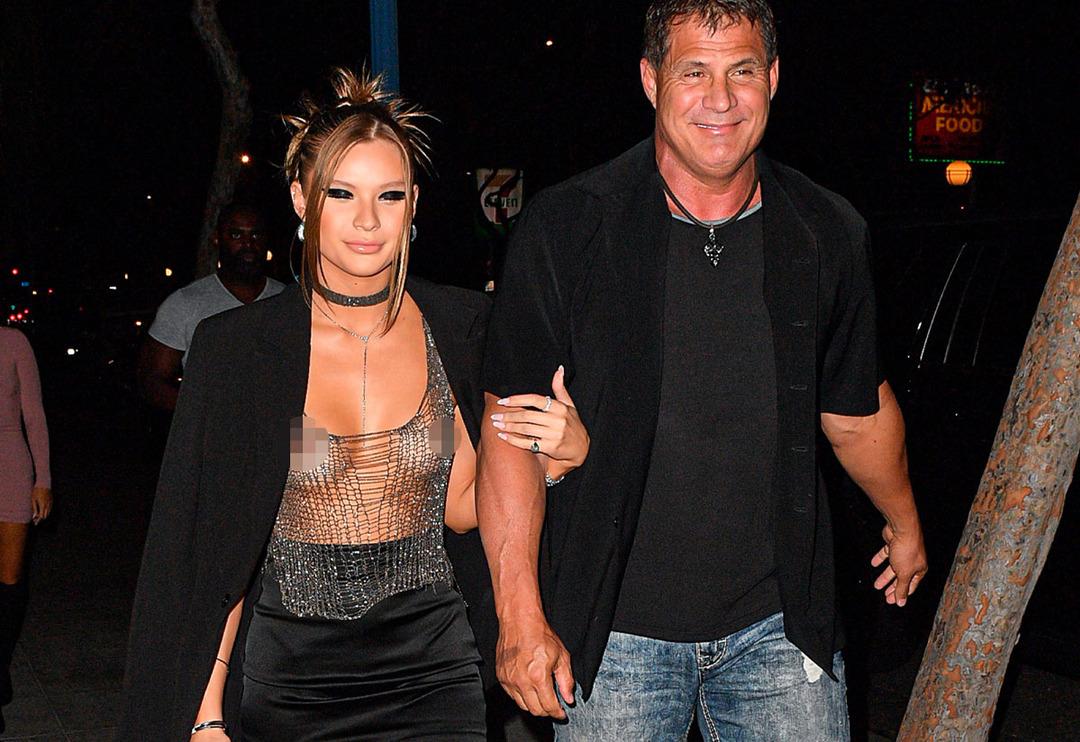 Babası eşlik etti! Hem s&uuml;tyensiz hem transparan