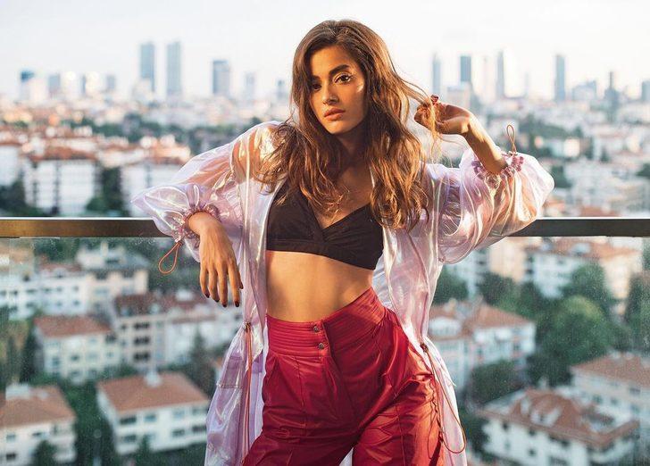 Reytinglerde zirveye oturan Aziz dizisinin Efnan'ı Simay Barlas, sosyal medya paylaşımlarıyla gündemde! G3