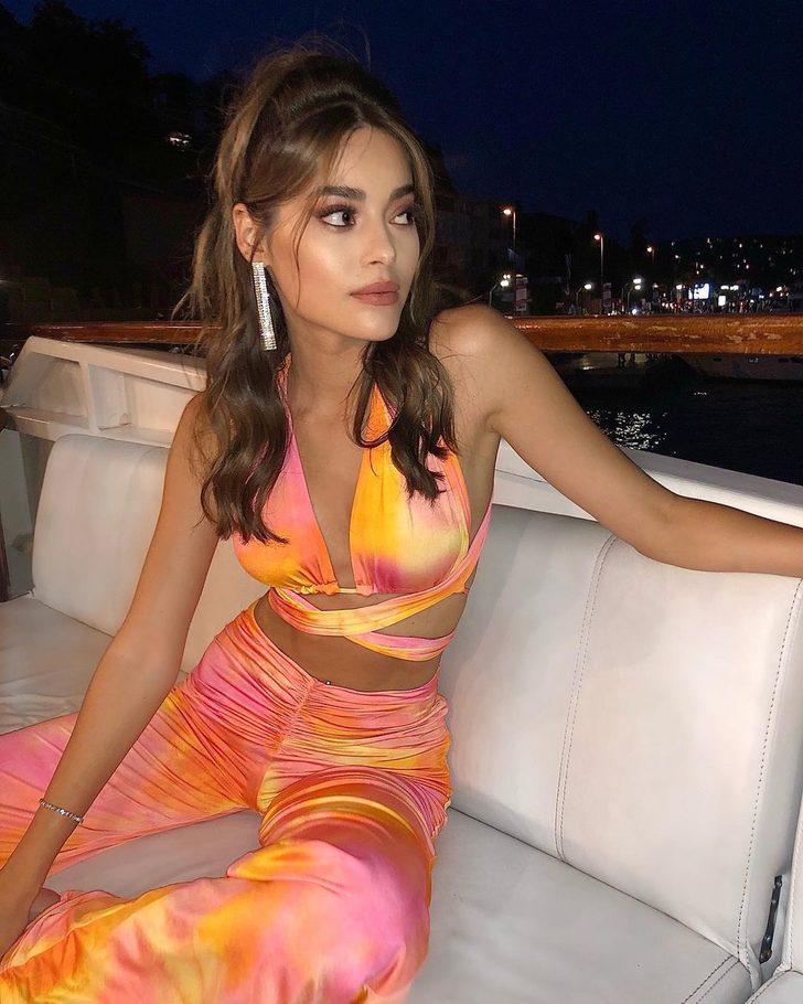 Reytinglerde zirveye oturan Aziz dizisinin Efnan'ı Simay Barlas, sosyal medya paylaşımlarıyla gündemde! G4