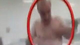 Skandal görüntü! Ne bone ne eldiven taktı, baklava yufkalarını yarı çıplak tepsiye serdi