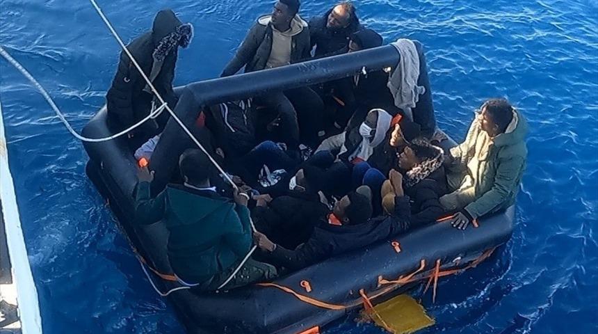 Balıkesir açıklarında Türk kara sularına itilen 54 düzensiz göçmen kurtarıldı