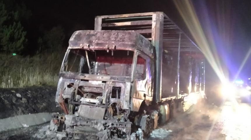 Bolu'da kağıt yüklü tır yanarak kullanılamaz hale geldi