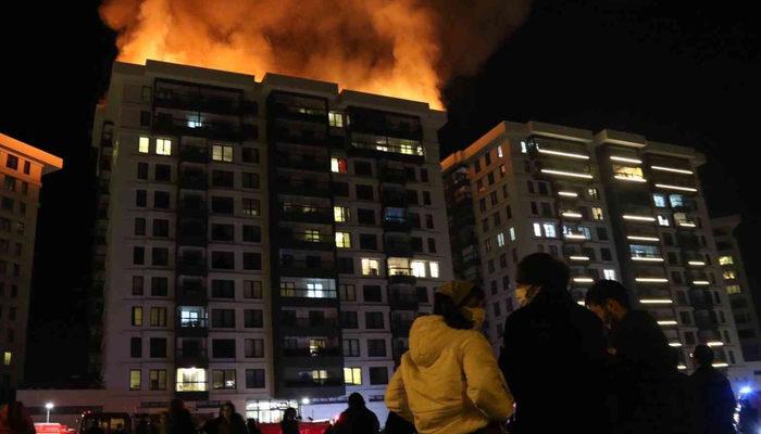 Korkutan yangın! 66 dairelik apartmanın çatısı alevler içinde kaldı