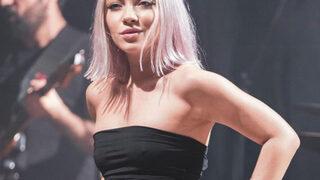 Ece Seçkin süper minisiyle sahnedeydi! Yorum yağdı