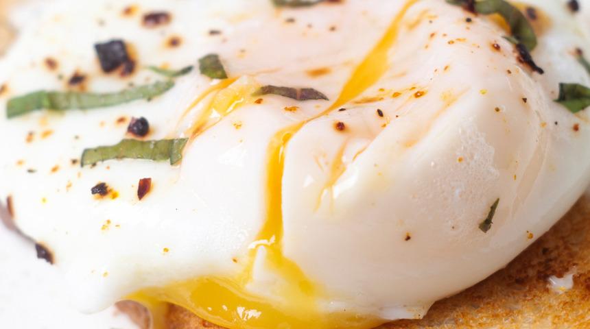 Yeni tariflerden hoşlanıyorsanız bu sefer kahvaltıdan başlayın! Egg benedict tarifi