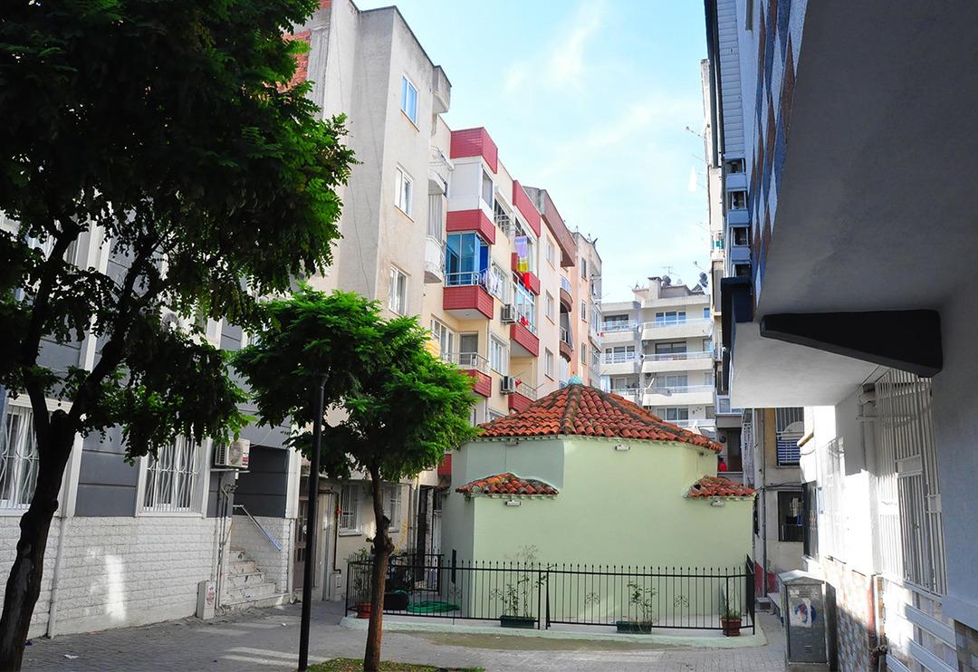 Sokağı ikiye b&ouml;len t&uuml;rbe g&ouml;renleri şaşırttı! 