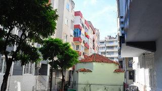 Sokağı ikiye bölen türbe görenleri şaşırttı! 