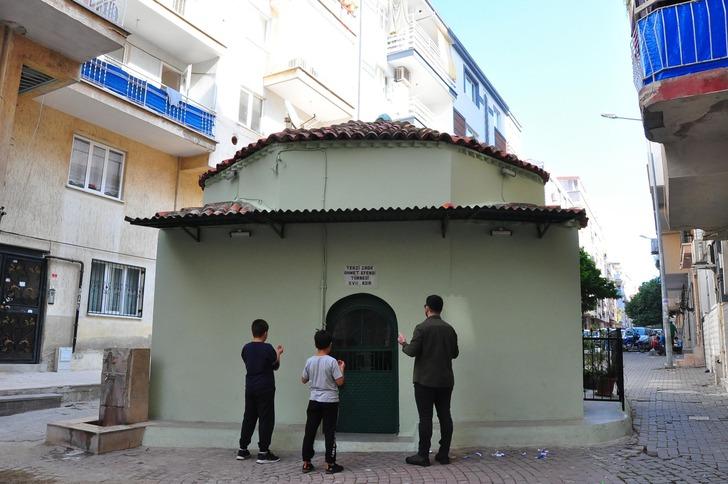 Sokağı ikiye bölen türbe görenleri şaşırttı!  G1