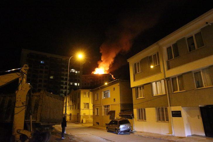 GÜNCELLEME - Eskişehir'de apartman görevlisince binada çıkarılan yangın söndürüldü G1
