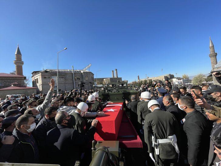 Silah kazası sonucu şehit olan asker Erzurum'da son yolculuğuna uğurlandı G2