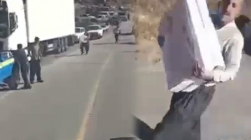 İran'da kaza yapan T&uuml;rk TIR'ını yağmaladılar